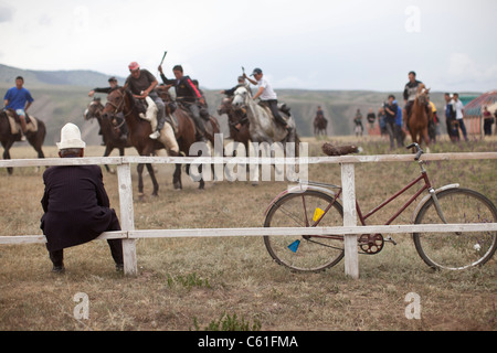 In Kirghizistan del sport nazionale, Kok-boru (Buzkashi) è un tradizionale asiatica centrale di gioco dove i giocatori agguanta una capra . Foto Stock