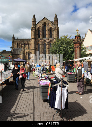 Mercato di Hexham e abbey, Northumberland, North East England, Regno Unito Foto Stock