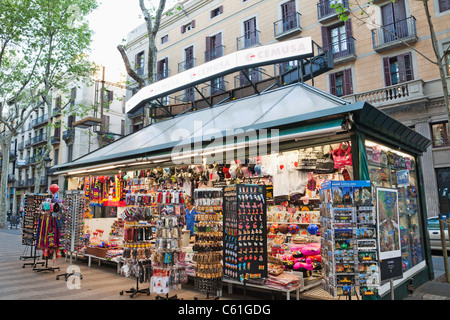 Spagna, Barcellona, Las Ramblas, chiosco di Souvenir Foto Stock