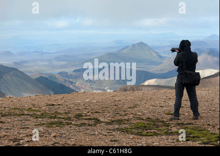 Fotografo di scattare una foto a Landmannalaugar montagne, Islanda Foto Stock