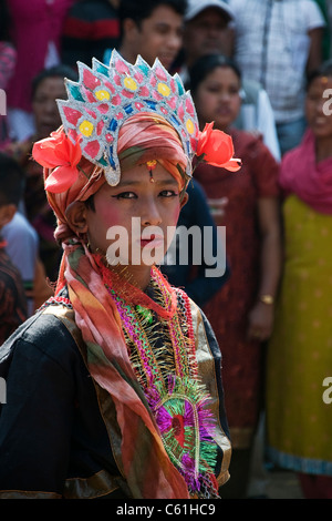 Ragazzo mascherato per le celebrazioni della festa di Shiva in Sankhu, Valle di Kathmandu Foto Stock