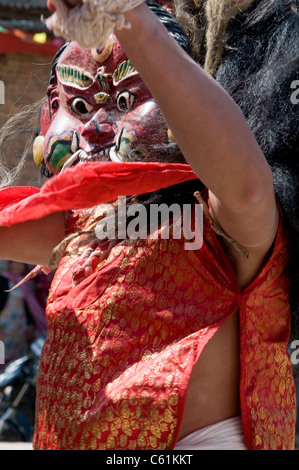 Uomo Mascherato ballando per le celebrazioni per la festa di Shiva in Sankhu, Valle di Kathmandu Foto Stock