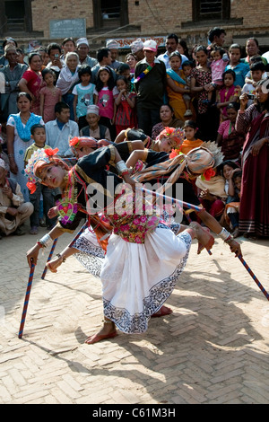 Danza tradizionale per le celebrazioni per la festa di Shiva in Sankhu, Valle di Kathmandu Foto Stock