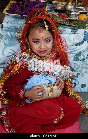 Bambina vestita come una sposa per le celebrazioni della festa di Shiva in Sankhu, Valle di Kathmandu Foto Stock