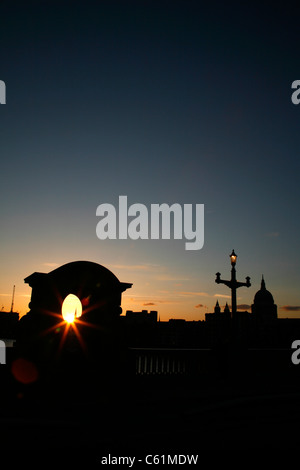 Vista da Southwark Bridge al tramonto guardando verso St sposa la Chiesa e la Cattedrale di St Paul, città di Londra, Regno Unito Foto Stock