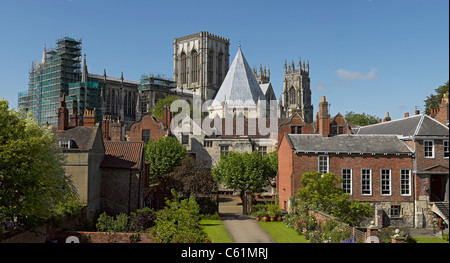 Gray's Court Hotel e la cattedrale dalle mura della città In estate York North Yorkshire Inghilterra Regno Unito GB Gran Bretagna Foto Stock