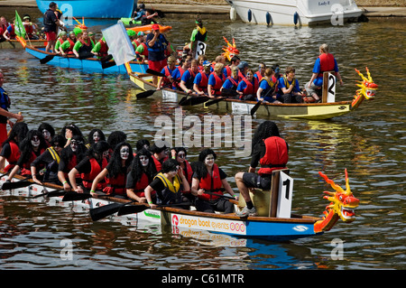 Le squadre si preparano a competere nel Dragon Boat Challenge per la carità in estate sul fiume Ouse York North Yorkshire Inghilterra Regno Unito Foto Stock