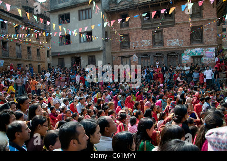 La folla raccolta per le celebrazioni della festa di Shiva in Sankhu, Valle di Kathmandu Foto Stock