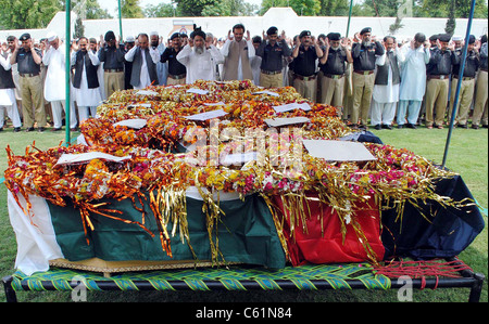 Khyber-Pakhtoonkhawa Chief Minister, Ameer Haider Khan Hoti offre orazione funebre di poliziotti che erano stati uccisi nella bomb Foto Stock