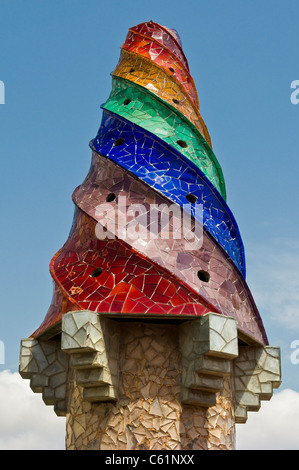 Antoni Gaudi progettato i comignoli sul tetto di Guell Palace, Barcelona, Spagna Foto Stock