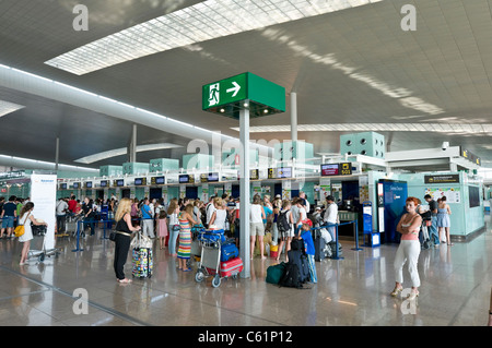 I passeggeri in attesa di effettuare il check-in presso il Terminal 1, Dall'Aeroporto El Prat di Barcellona Foto Stock