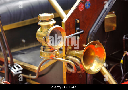 Oldtimer rally in Germania per almeno 80 anni auto d'epoca con dettaglio della lampada Foto Stock