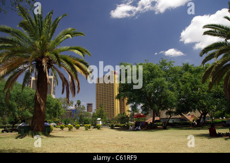 Uhuru Park con lo skyline di Nairobi in background Foto Stock