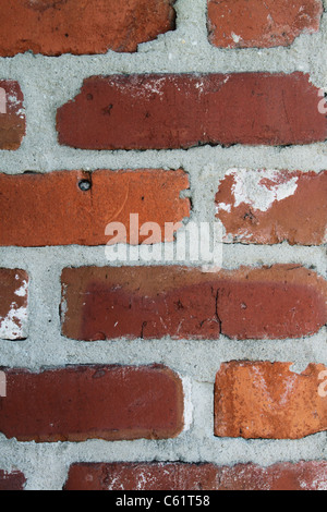 Un primo piano di muro costruito con mattoni tradizionali. Foto Stock