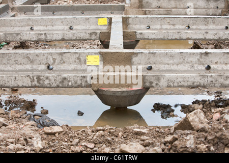 Case essendo costruito sulla cima di palificazioni sul sito di un antico mulino lodge, che è stato scaricato e riempito, in Clitheroe Foto Stock