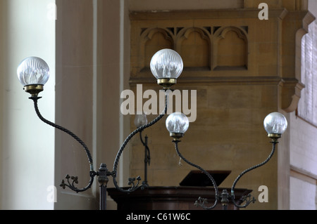 Lampade in chiesa di San Pietro, Wallingford, Oxfordshire, England, Regno Unito Foto Stock