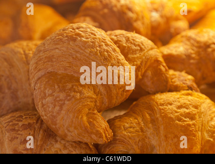 Golden sfaldabile croissant impostazione per altri, pane appena sfornato e pronto per essere consumato Foto Stock