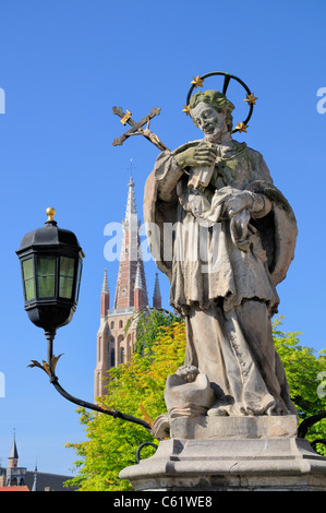Bruges / Brugge, Fiandre, in Belgio. Statua di San Giovanni Nepomuceno sul Ponte su Wollestraat Foto Stock