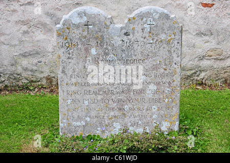 Memoriale di guerra al di fuori della santa Chiesa della Trinità Bosham. Poesia scolpita sulla pietra. Foto Stock