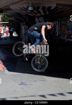 Il giovane pilota BMX che fa stunts, South Bank, Londra, Inghilterra, Regno Unito. Foto Stock