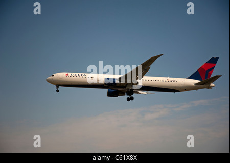 Delta Air Lines Boeing 767-432/ER avvicinando Londra Heathrow. Foto Stock