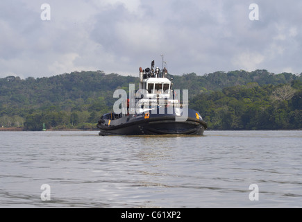 Rimorchiatore a traino e imbarcazione di pattuglia sul Canale di Panama Foto Stock