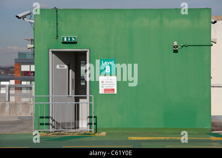 Piano superiore del multi-storia parco auto al Lowry shopping center Salford. Emergenza e segnaletica di sicurezza sul display Foto Stock