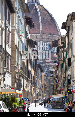 Vista dalla Piazza Santissima Annunziata, Firenze, mostrando il Duomo e la Basilica di Santa Maria del Fiore in background. Foto Stock