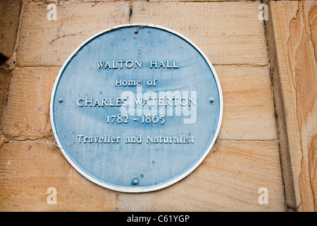 Una targa blu su Walton Hall, la casa di Charles Waterton, vicino a Wakefield, Yorkshire, Regno Unito. Foto Stock