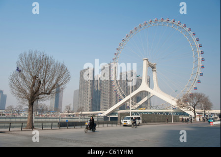 L'Occhio di Tianjin ruota panoramica Ferris Yongle sul ponte sopra il fiume Hai, Cina Foto Stock