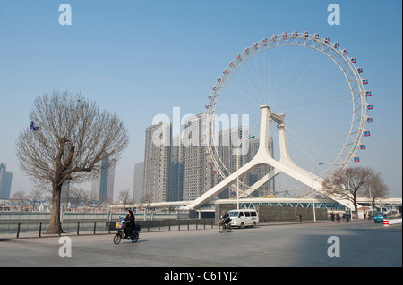 L'Occhio di Tianjin ruota panoramica Ferris Yongle sul ponte sopra il fiume Hai, Cina Foto Stock