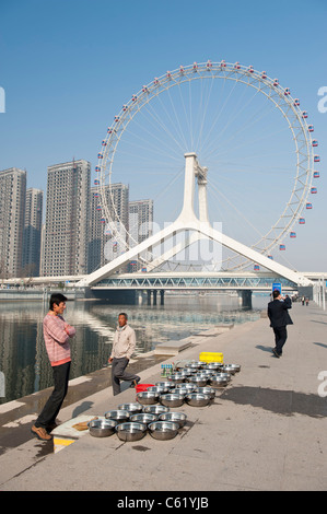 La gente del luogo la vendita di pesci vivi e tartarughe di rilascio come offerte di Hai River con occhio di Tianjin, Cina Foto Stock