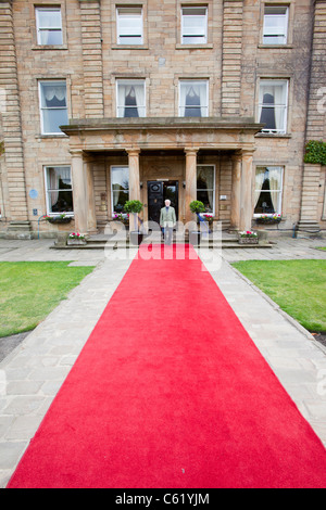 Un tappeto rosso che conduce verso Walton Hall vicino a Wakefield, Yorkshire, Regno Unito. Foto Stock