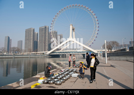 La gente del luogo la vendita di pesci vivi e tartarughe di rilascio come offerte di Hai River con occhio di Tianjin sul ponte Yongle, Cina Foto Stock