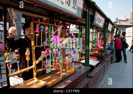 Ricordo le bancarelle del mercato in Guwenhua Jie antica cultura Street, Tianjin, Cina Foto Stock