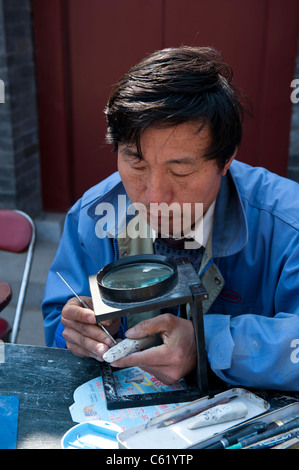 Artigiano lavorando su Jade in Guwenhua Jie antica cultura Street, Tianjin, Cina Foto Stock