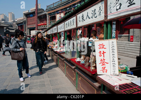 Le bancarelle del mercato in Guwenhua Jie antica cultura Street, Tianjin, Cina Foto Stock