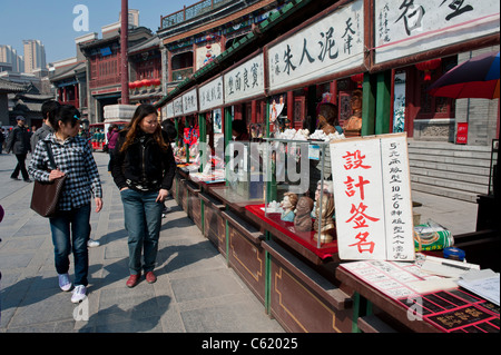 Le bancarelle del mercato in Guwenhua Jie antica cultura Street, Tianjin, Cina Foto Stock