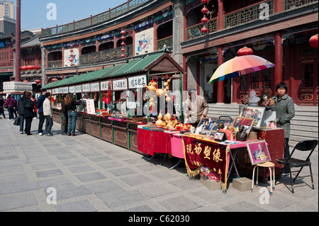 Le bancarelle del mercato in Guwenhua Jie antica cultura Street, Tianjin, Cina Foto Stock