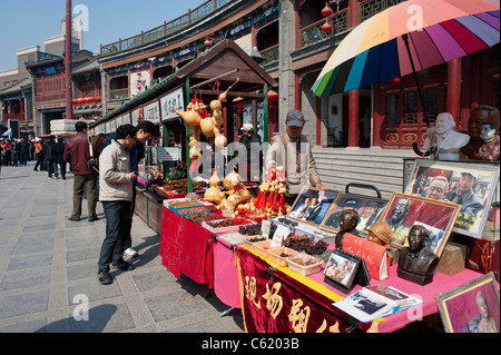 Le bancarelle del mercato in Guwenhua Jie antica cultura Street, Tianjin, Cina Foto Stock