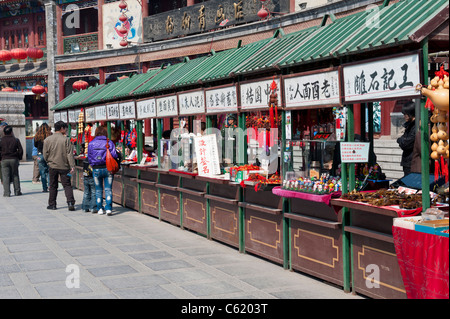 Le bancarelle del mercato in Guwenhua Jie antica cultura Street, Tianjin, Cina Foto Stock