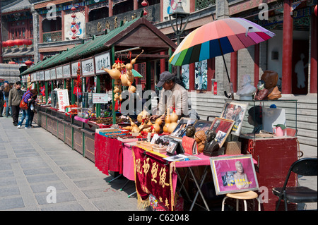 Le bancarelle del mercato in Guwenhua Jie antica cultura Street, Tianjin, Cina Foto Stock