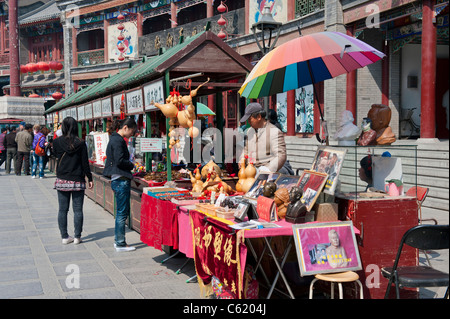 Le bancarelle del mercato in Guwenhua Jie antica cultura Street, Tianjin, Cina Foto Stock