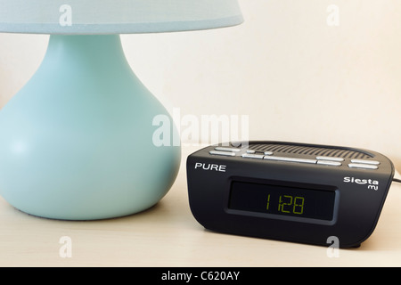 Plastica nera Siesta puro mi DAB Digital Radio sveglia accanto al comodino touch lamp. Inghilterra, Regno Unito, Gran Bretagna Foto Stock