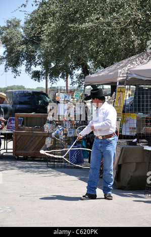 Cowboy con lazo, Stockyards, Fort Worth, Texas, Stati Uniti d'America Foto Stock