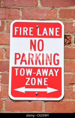 Fire Lane nessun segno di parcheggio Foto Stock