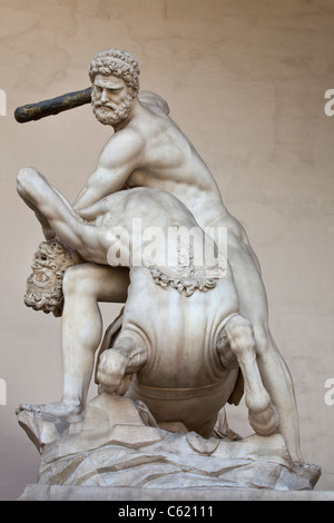 Loggia dei Lanzi, Firenze, Italia, la scultura di Ercole che uccide il centauro di Nessus da Giambologna (1599) Foto Stock