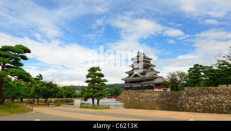 La storica Matsumoto castello risalente al XV secolo a Matsumoto, Giappone. Foto Stock