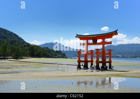 Il otori gate che accoglie i visitatori di Miyajima, Giappone. Foto Stock