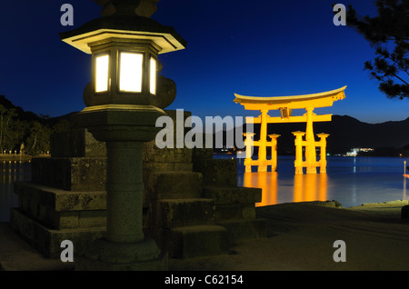 Il famoso 'otori' floating gate accoglie i visitatori di Miyajima island, Giappone. Foto Stock